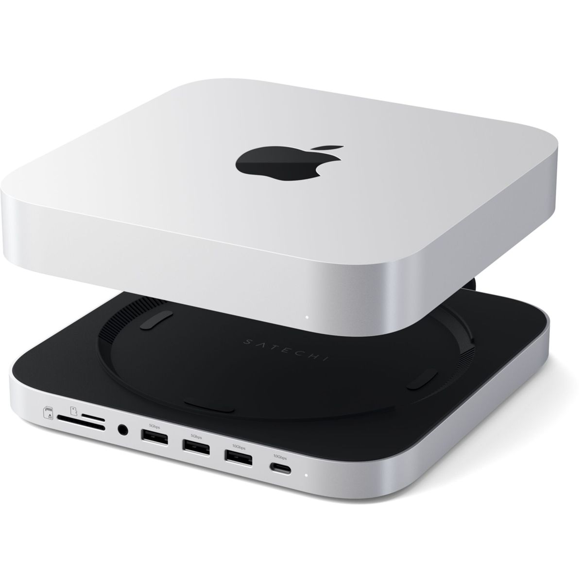 Silberner Mac Mini mit schwarzem Sockel und Apple-Logo. Es befindet sich auf einem schwarzen Sockel mit Anschlüssen. Weißer Hintergrund.