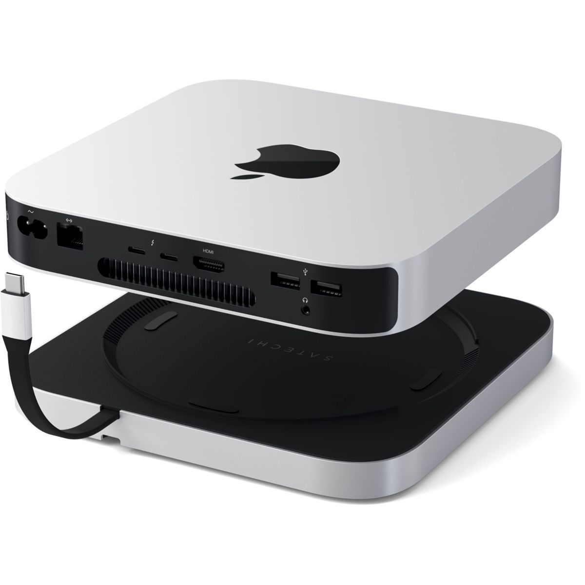 Silberner Mac Mini mit schwarzem Sockel. Das Apple-Logo ist sichtbar. Ein weißes Kabel ist eingesteckt.