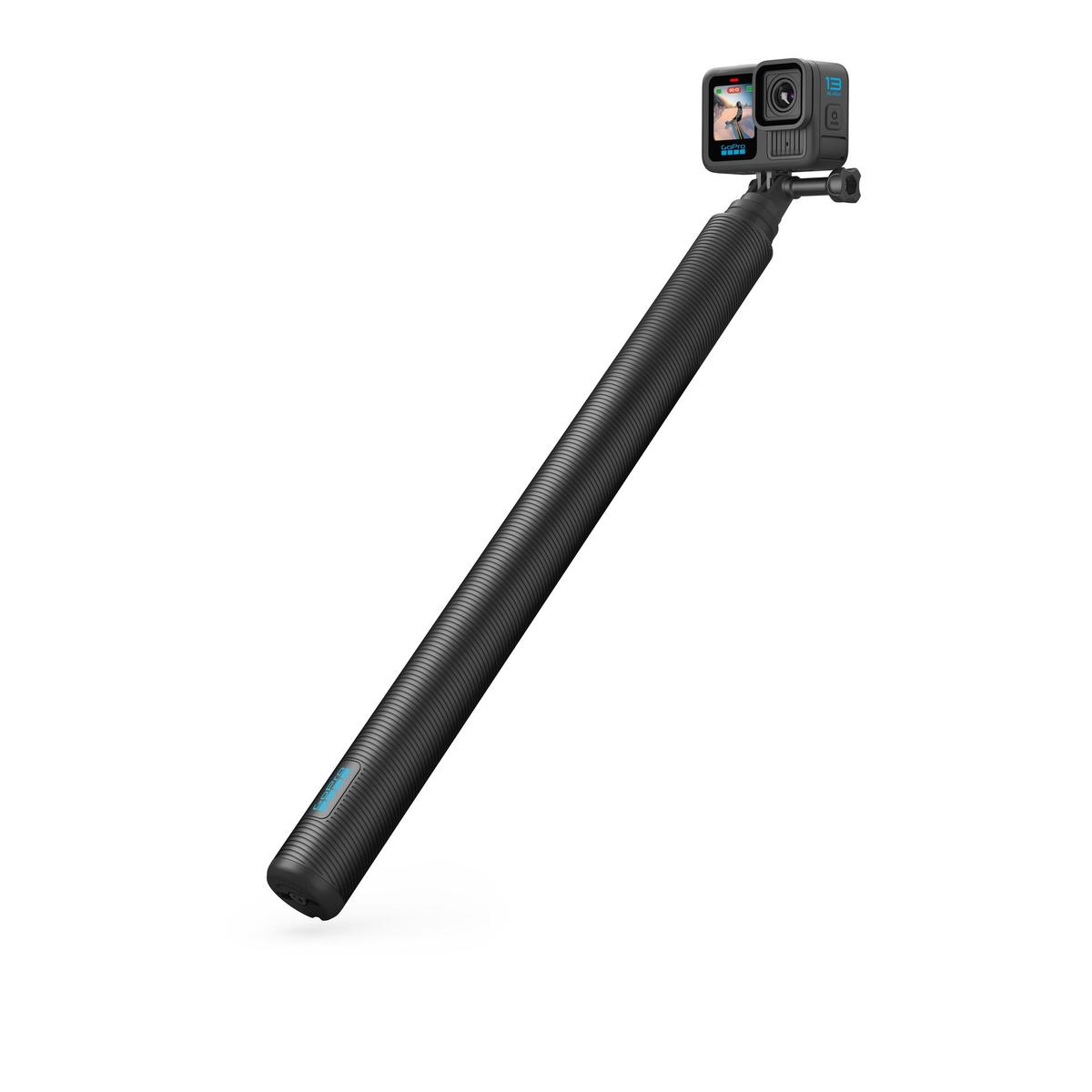 Schwarze GoPro-Kamera an einem langen, schwarzen, geriffelten Stab, vor weißem Hintergrund. Die Kamera ist an.