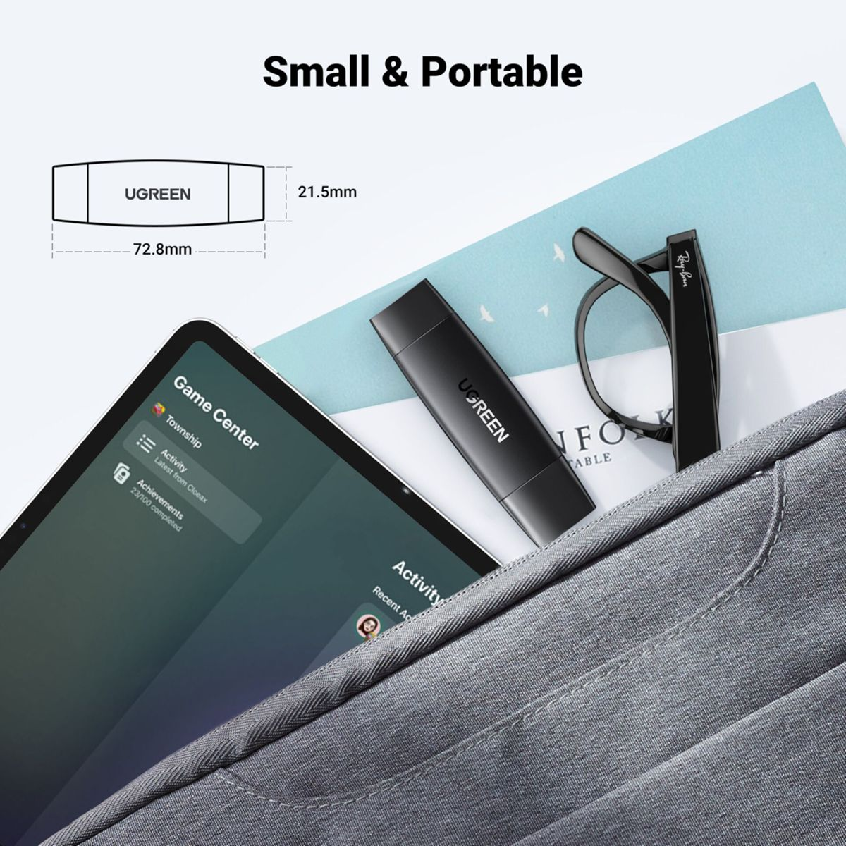 Tablet, czytnik kart UGREEN i para okularów w torbie. Tekst brzmi "Mały i przenośny".