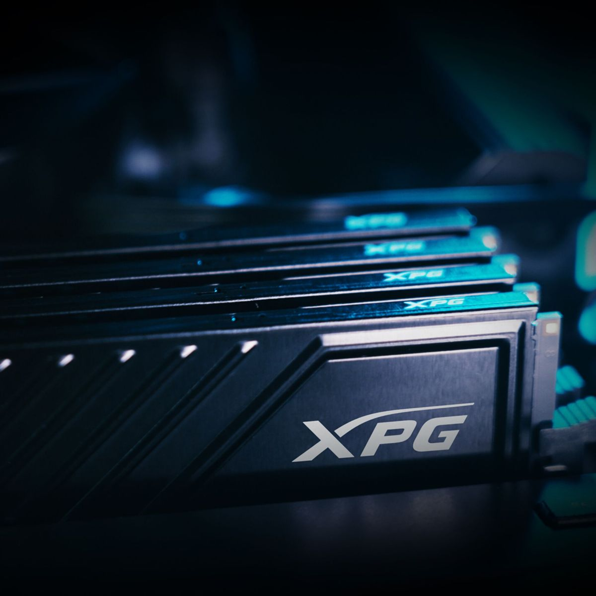 Nahaufnahme von schwarzen RAM-Modulen mit XPG-Logo, die in einem Computer installiert sind.