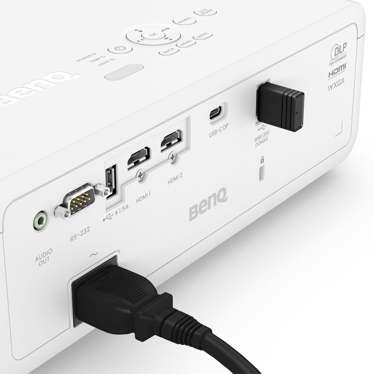 Tył białego projektora z portami i wpiętym czarnym kablem.