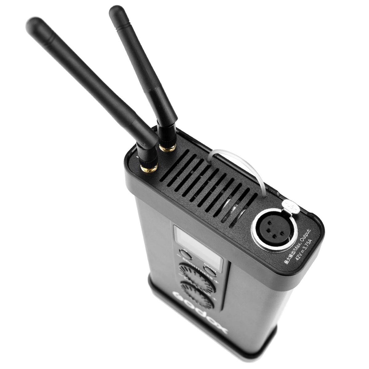 Un dispositivo rettangolare nero con antenne e quadranti. Ha una maniglia e una porta. Sfondo bianco.