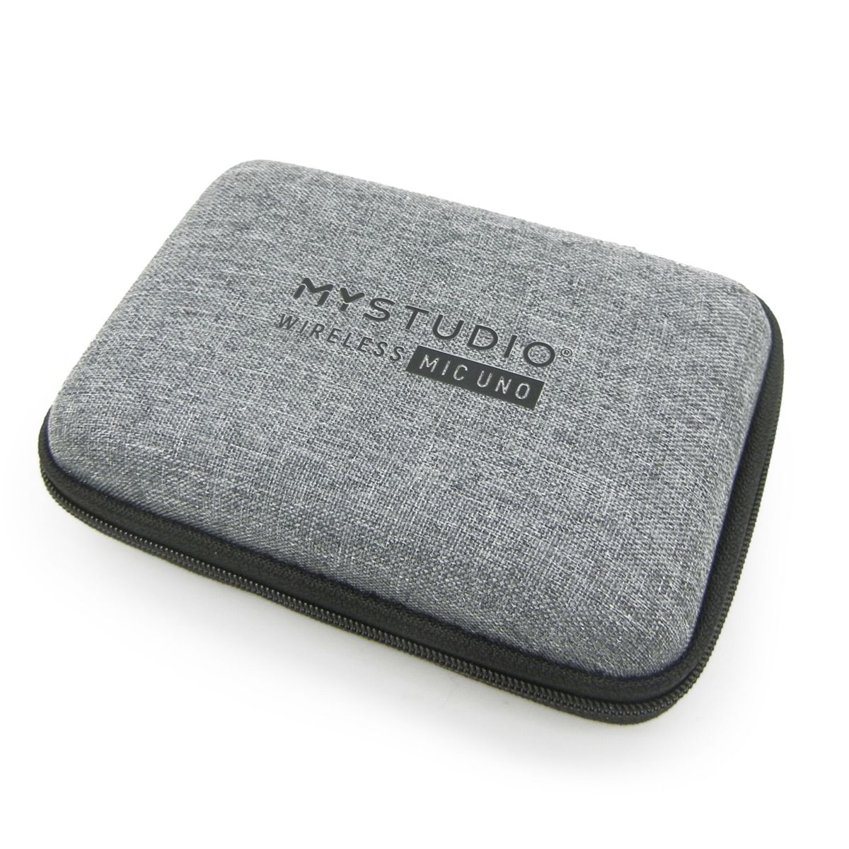 Ein graues Etui mit der Aufschrift MYSTUDIO WIRELESS MIC UNO. Weißer Hintergrund.