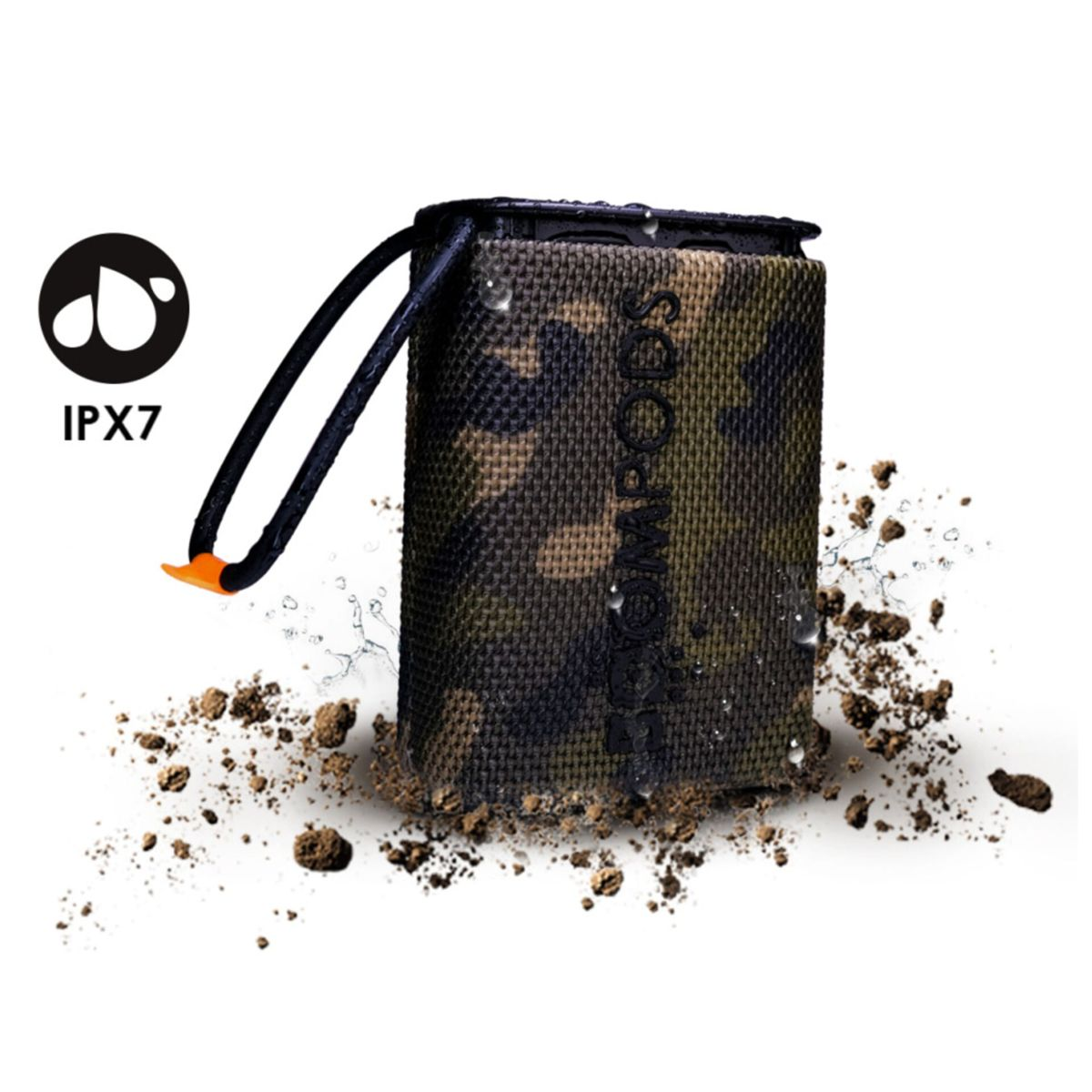 Un altoparlante BoomPods con motivo mimetico con goccioline d'acqua e il logo IPX7 su una superficie bianca.