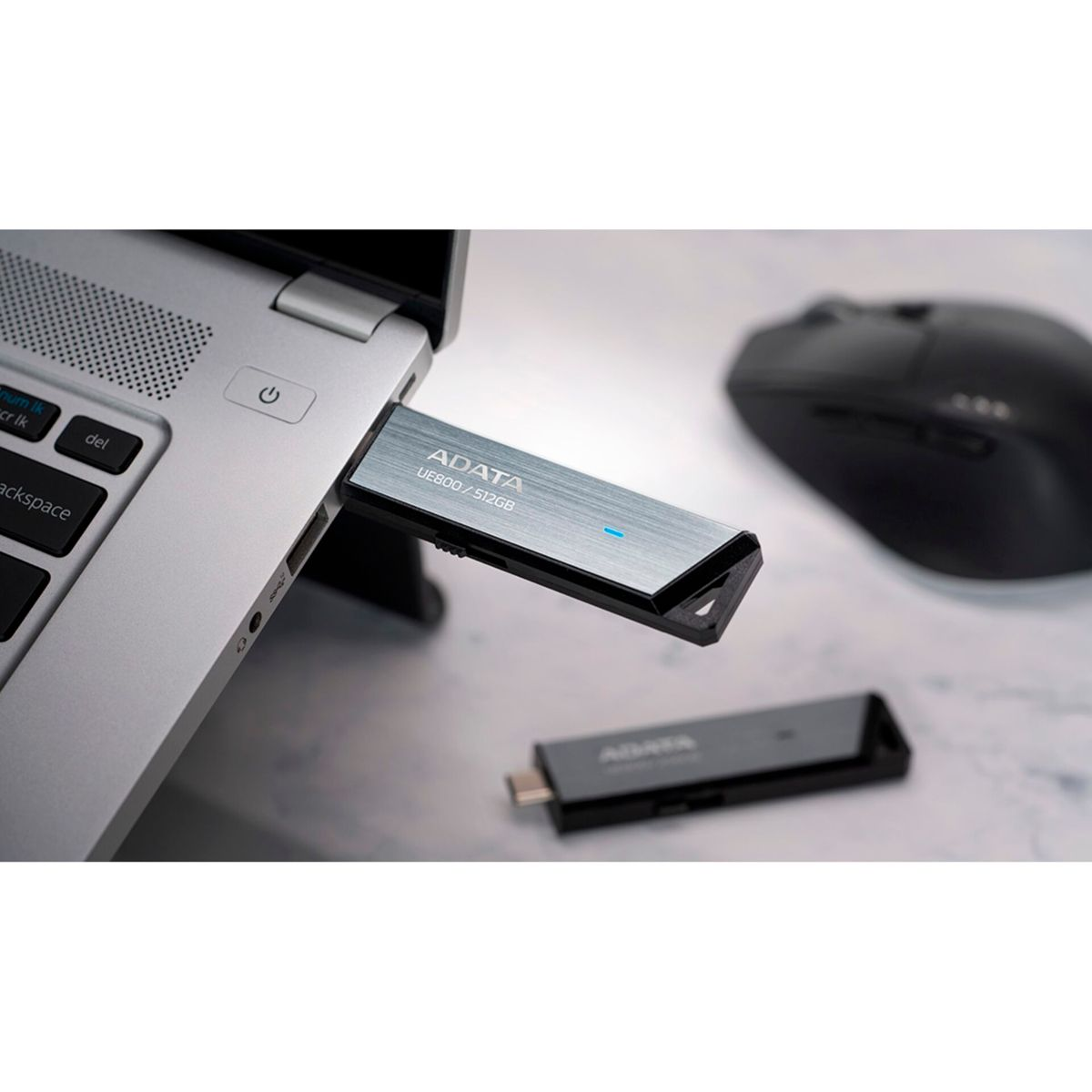 Ein USB-Laufwerk, das in einen Laptop eingesteckt ist.