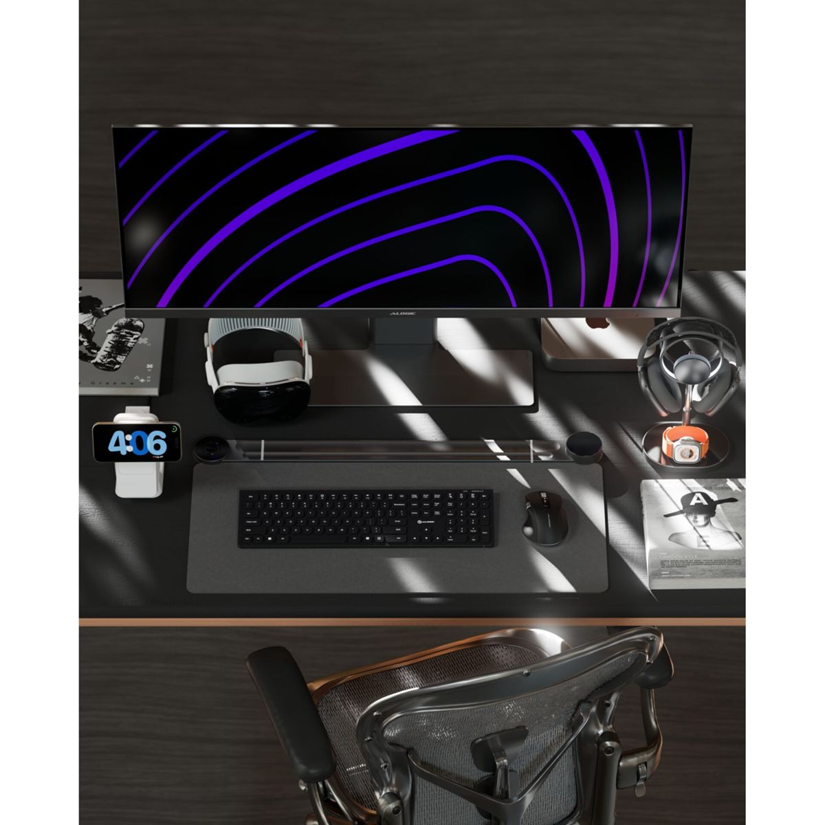 Eine dunkle Schreibtischeinrichtung mit Monitor, Tastatur, Maus und Kopfhörern. Ein Telefon und ein VR-Headset sind ebenfalls vorhanden.