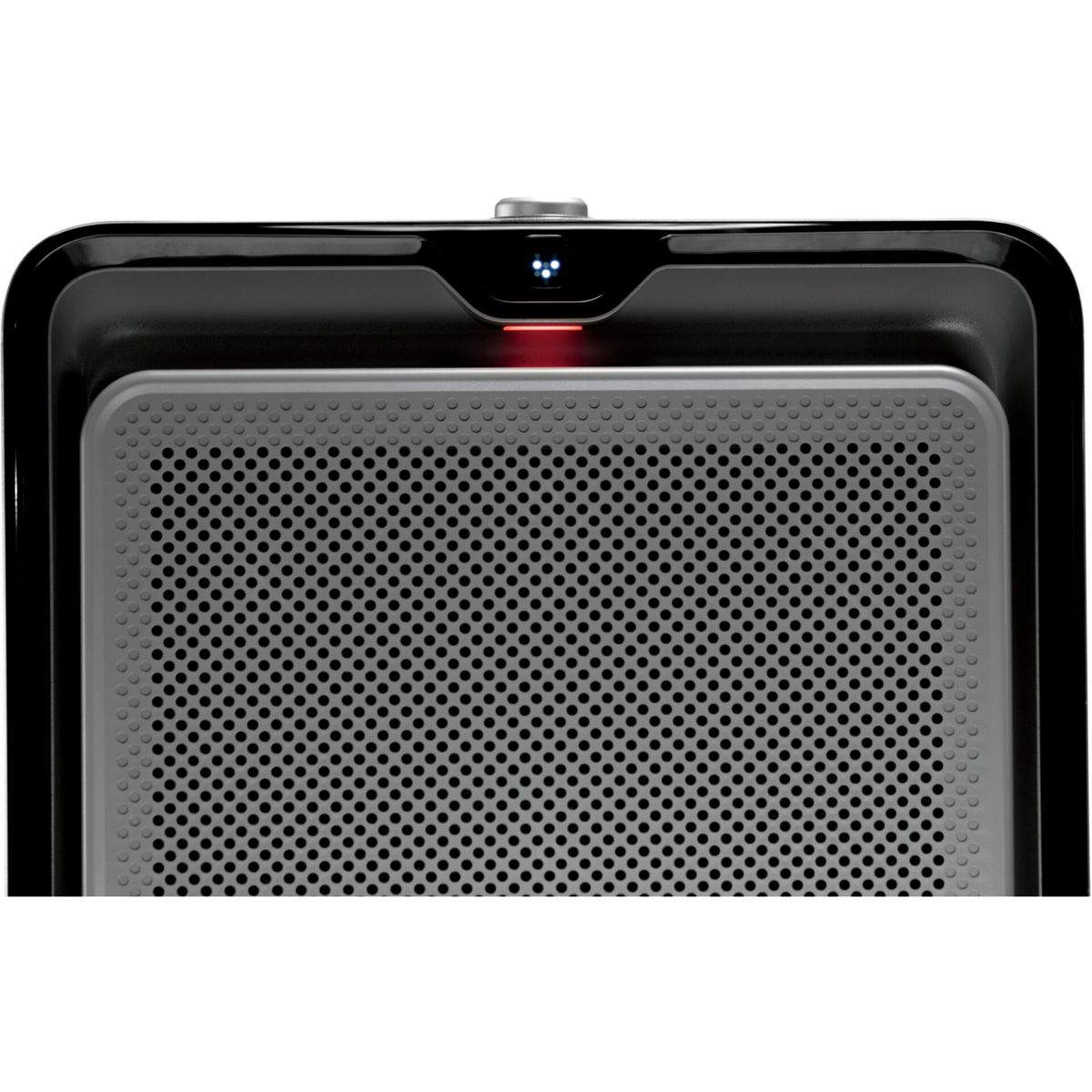 Primo piano di un purificatore d'aria. Ha una sezione grigia perforata, una cornice nera e un piccolo display con una luce rossa.