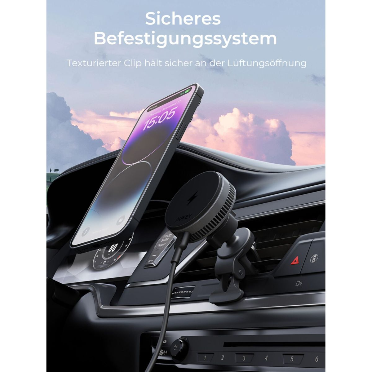 Ein Telefon wird im Auto montiert und geladen. Das Telefon zeigt die Uhrzeit an. Der Hintergrund zeigt den Innenraum eines Autos und einen Sonnenuntergang.