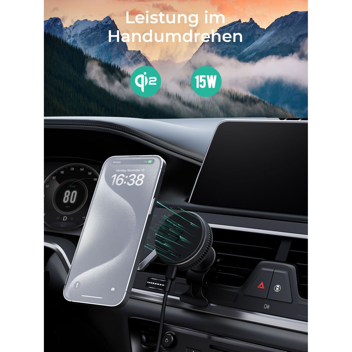 Ein Telefon wird im Auto montiert und geladen. Das Telefon zeigt die Uhrzeit an. Der Hintergrund zeigt einen Berg und einen Auto Innenraum.