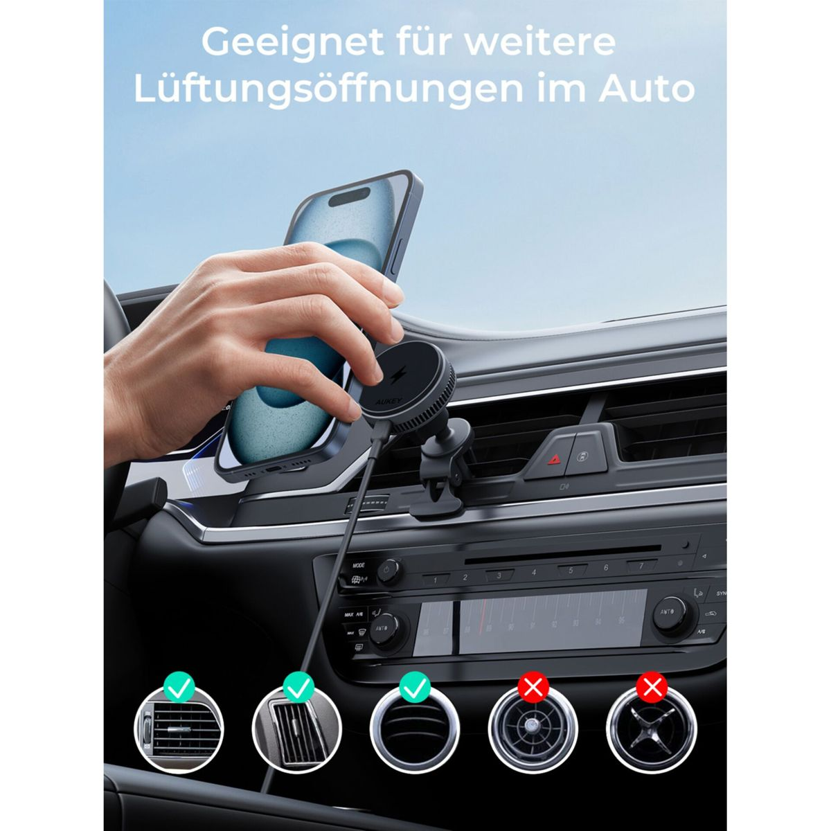 Eine Hand legt ein Telefon auf eine Autolüfterhalterung. Die Halterung hält ein Telefon. Der Hintergrund ist ein Autointerieur.