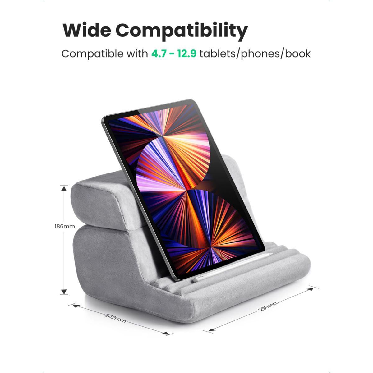 Szara poduszka z wymiarami, trzymająca tablet. Tablet wyświetla obraz. Białe tło.