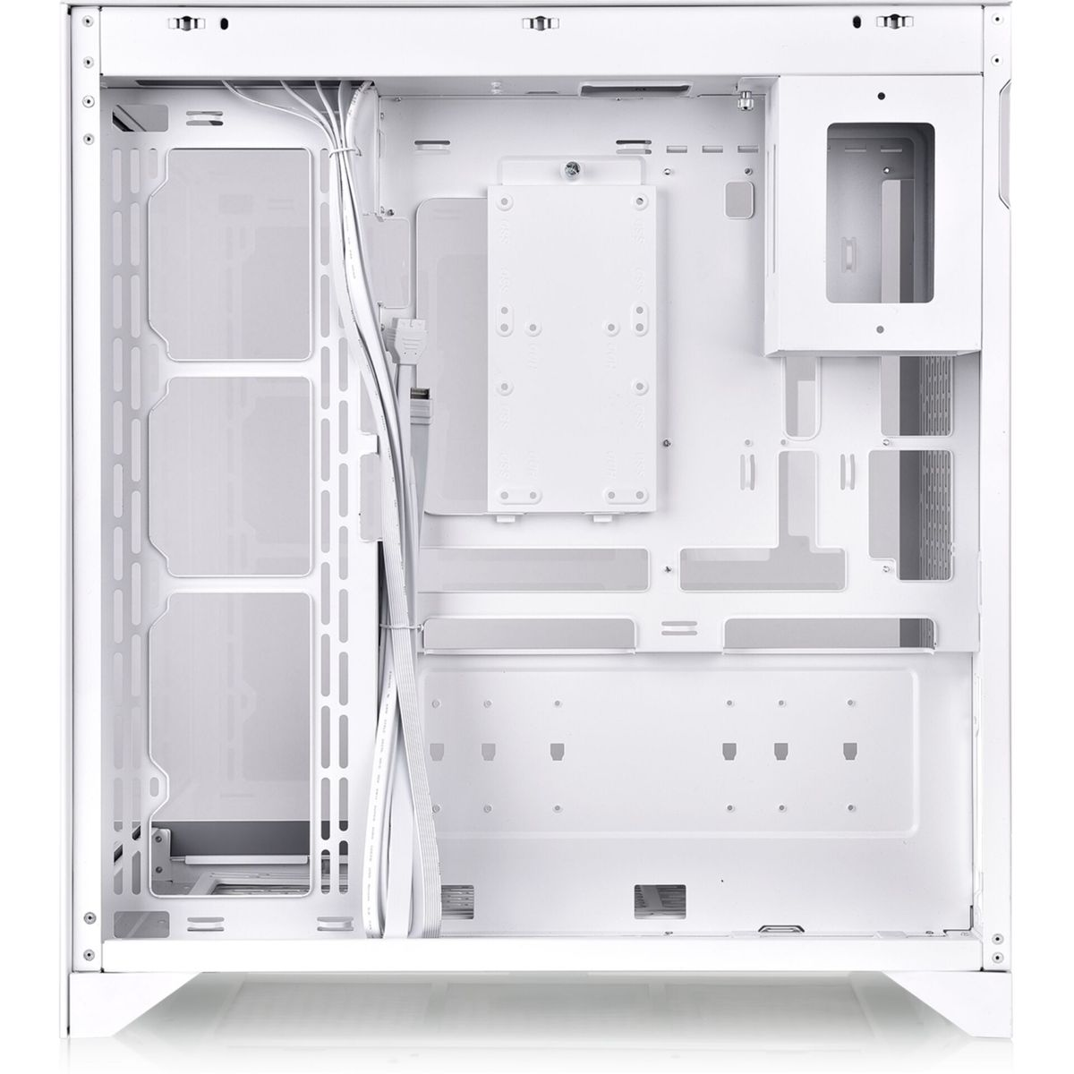 Interno vuoto di un case per computer bianco. Il case ha molti fori per i componenti e un sistema di gestione dei cavi.