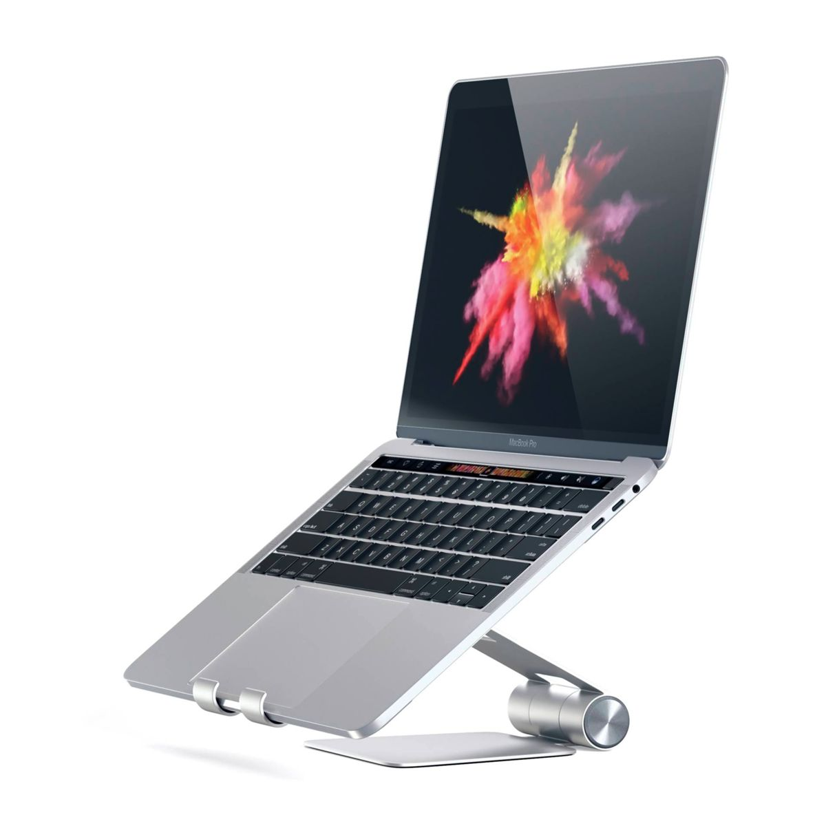 Un laptop argentato è su un supporto argentato. Il laptop è aperto e mostra un'immagine colorata.