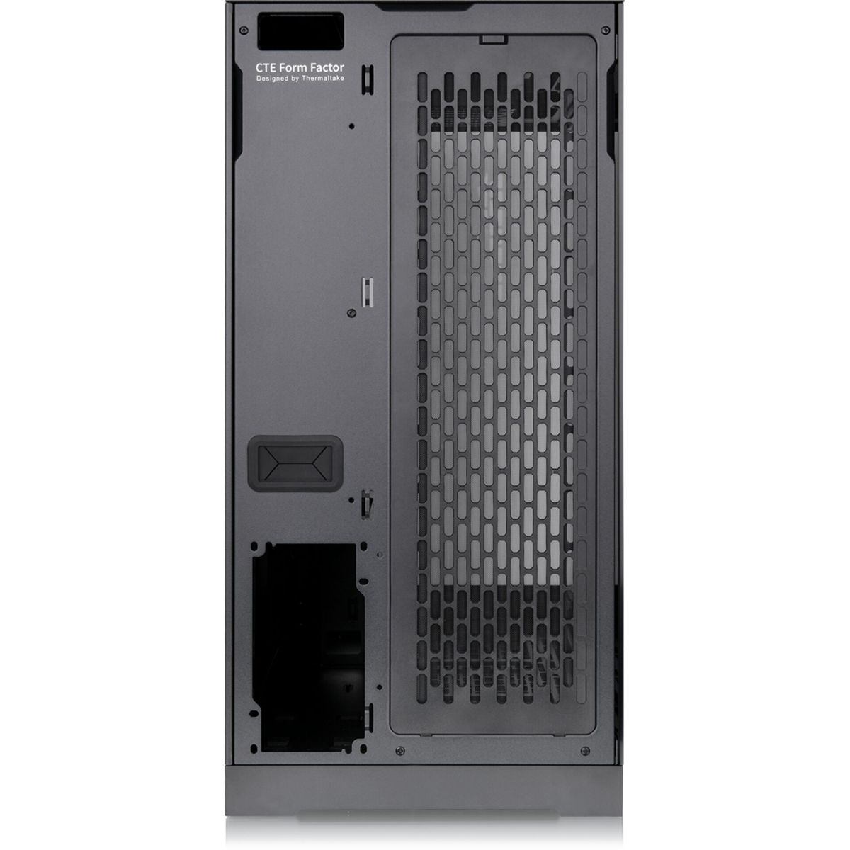 Un case per computer nero è mostrato dal retro. Il case ha un lato perforato per il flusso d'aria.