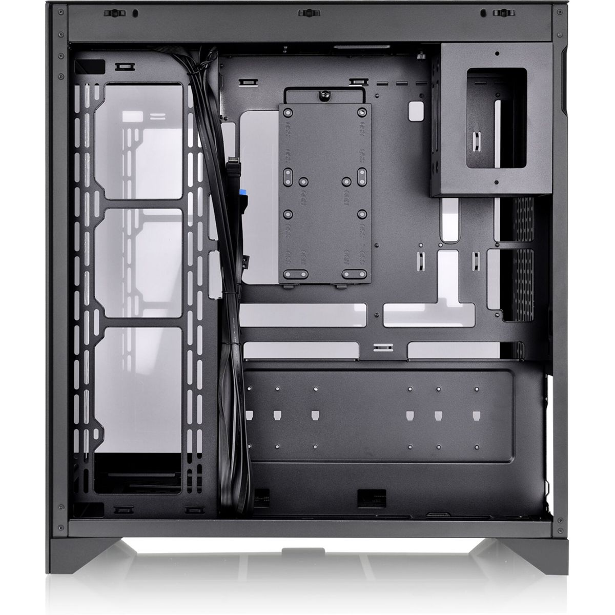 Interno di un case per computer nero. Mostra punti di montaggio, un pannello laterale trasparente e la gestione dei cavi.