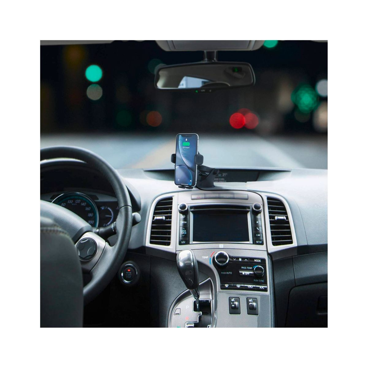 Ein Telefon, das im Auto auf dem Armaturenbrett montiert ist.