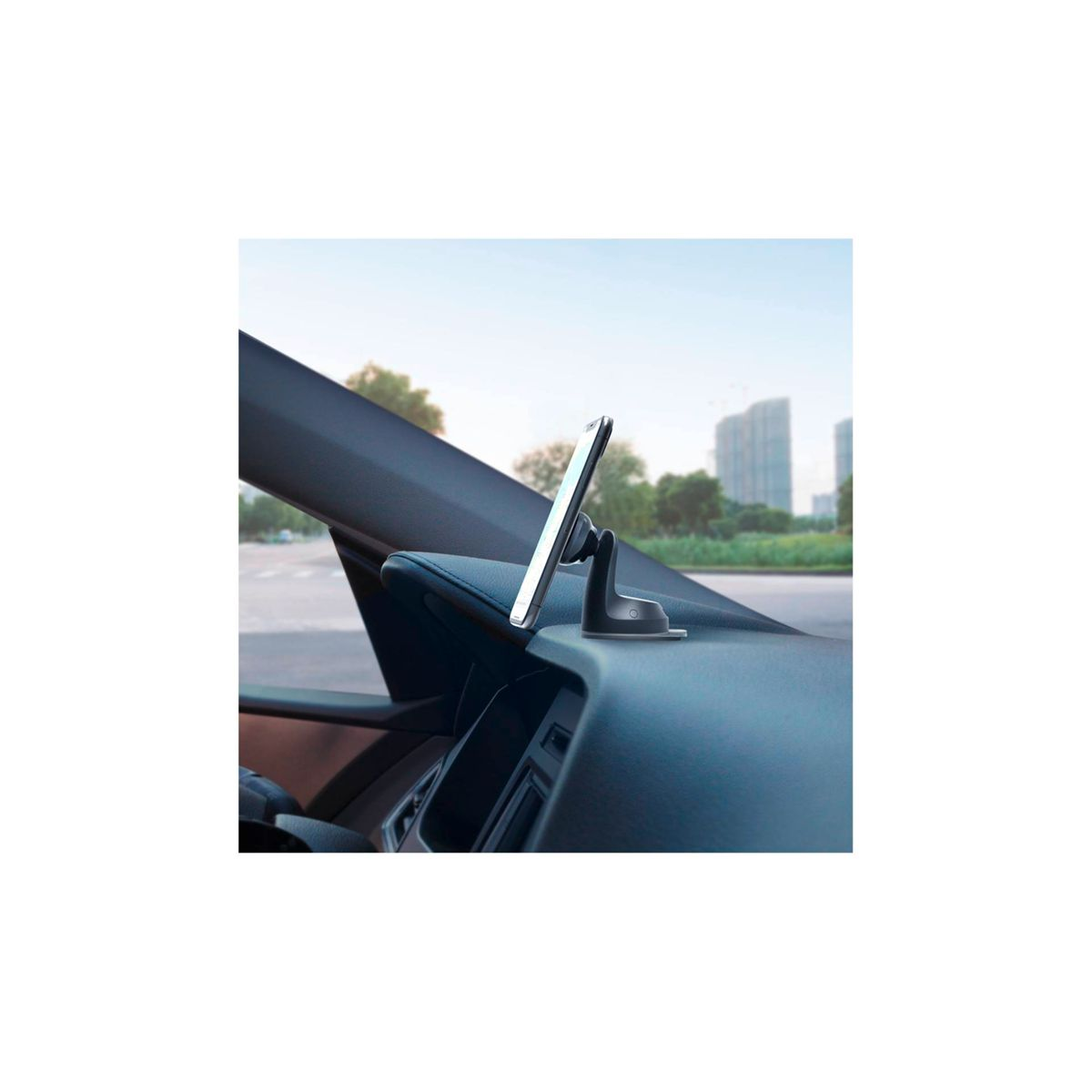 Ein Telefon auf einer Auto-Armaturenbrett-Halterung montiert. Eine Stadtlandschaft ist durch die Windschutzscheibe zu sehen.