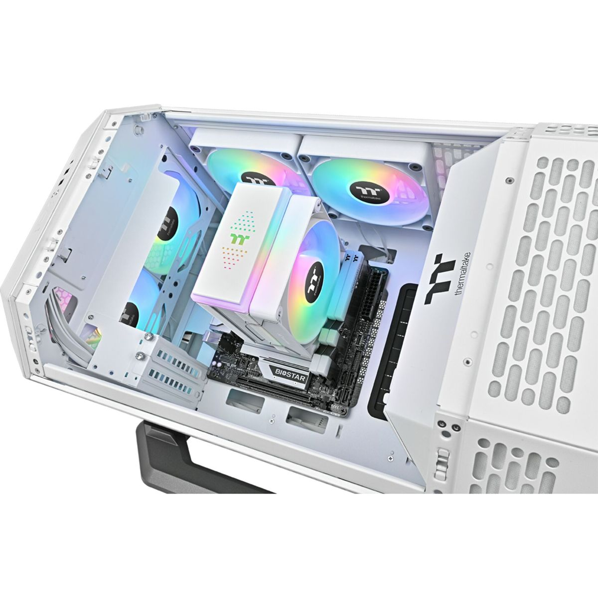Binnenkant van een witte computerkast met componenten, ventilatoren en een moederbord zichtbaar.