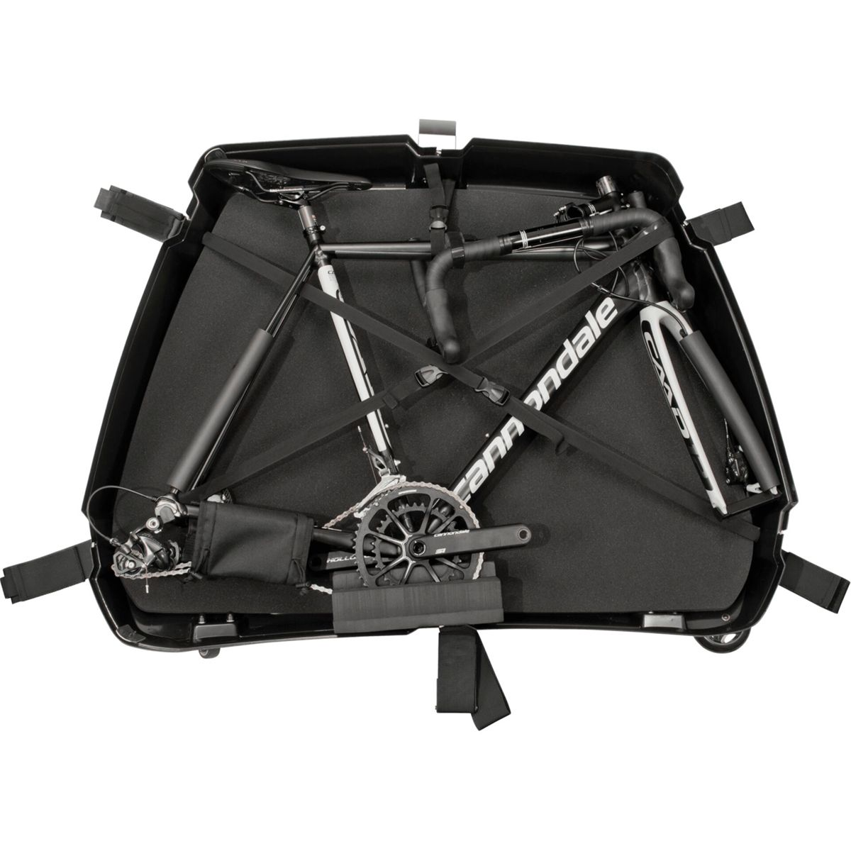 Ein schwarzes Fahrrad ist in einem schwarzen Reisekoffer mit Riemen und Schaumstoffpolsterung verpackt.