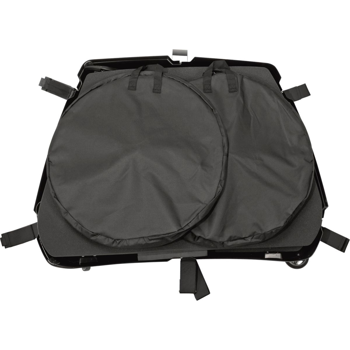 Ein Reisekoffer mit zwei schwarzen Radtaschen im Inneren und Sicherungsriemen, bereit für ein Fahrrad.