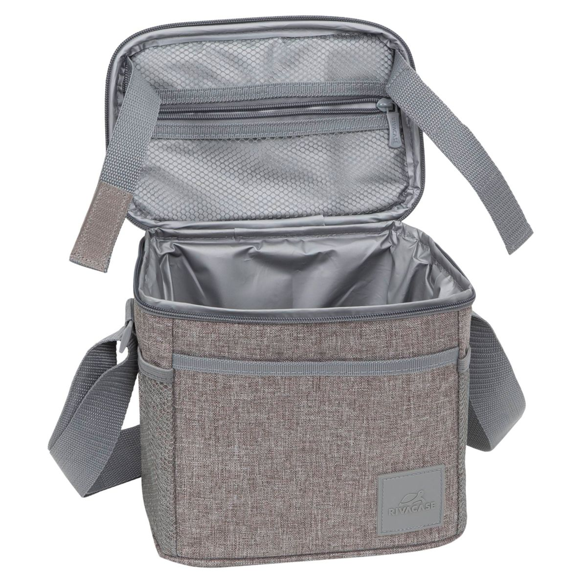 Eine offene graue Lunchtasche mit offenem Deckel, mit silbernem Innenfutter. Die Tasche hat einen Schultergurt.