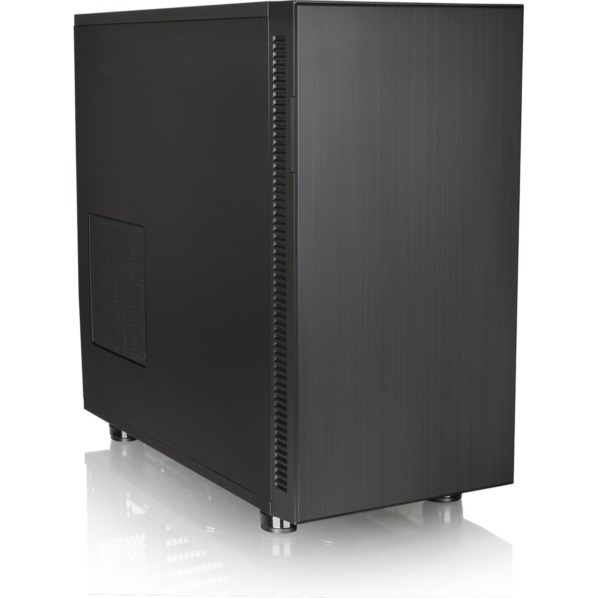 Schwarzes Computergehäuse auf einer weißen Oberfläche. Es hat eine Mesh-Seitenwand und ist rechteckig.