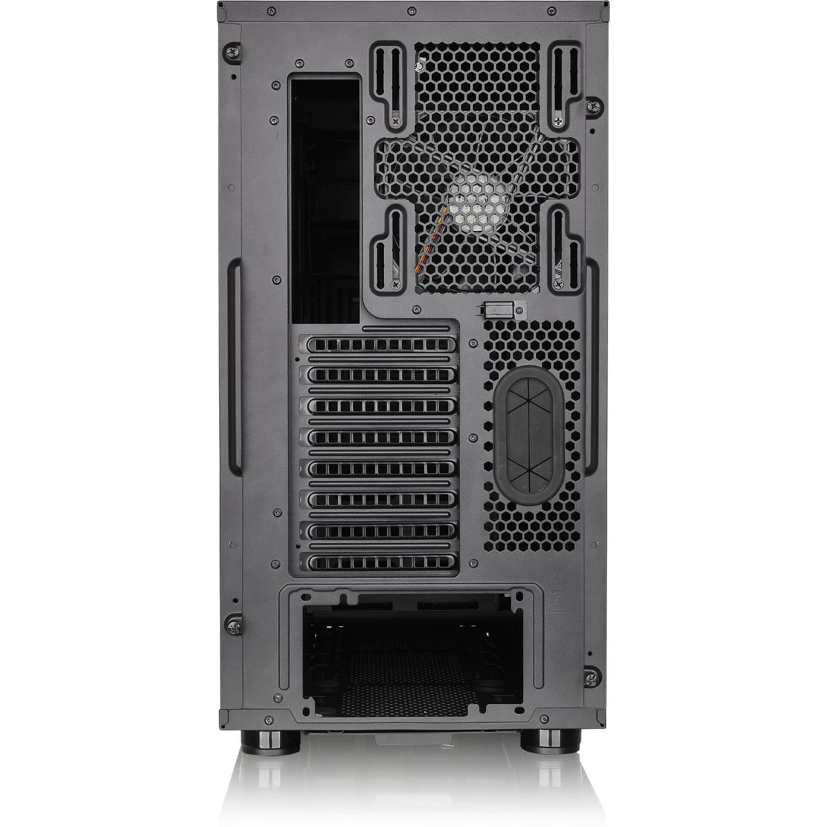 Rückseite eines Computergehäuses. Es ist grau mit einem Wabengrill und verschiedenen Anschlüssen und Schrauben.