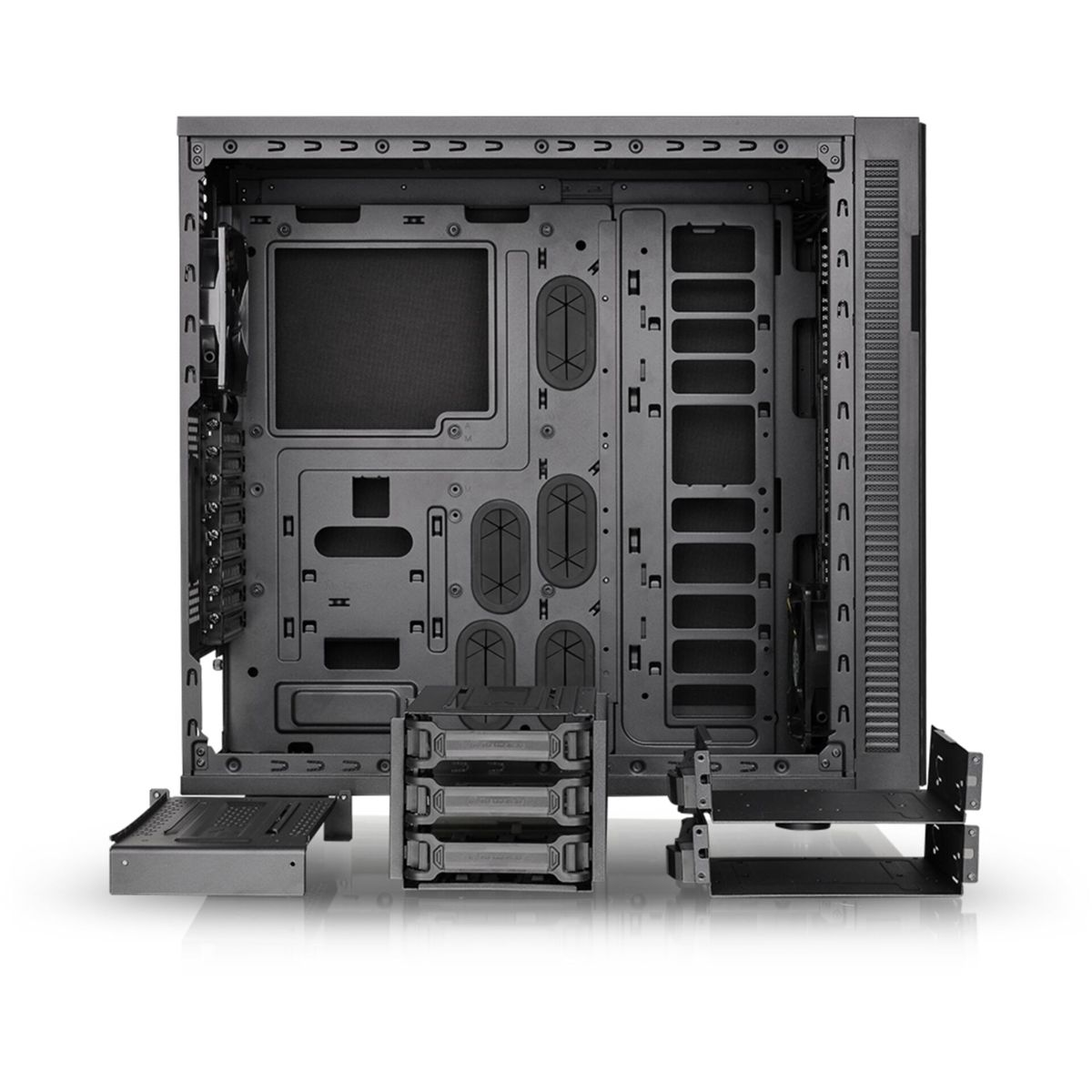 Offenes Computergehäuse mit schwarzen Innenkomponenten und Metallregalen für Laufwerke.