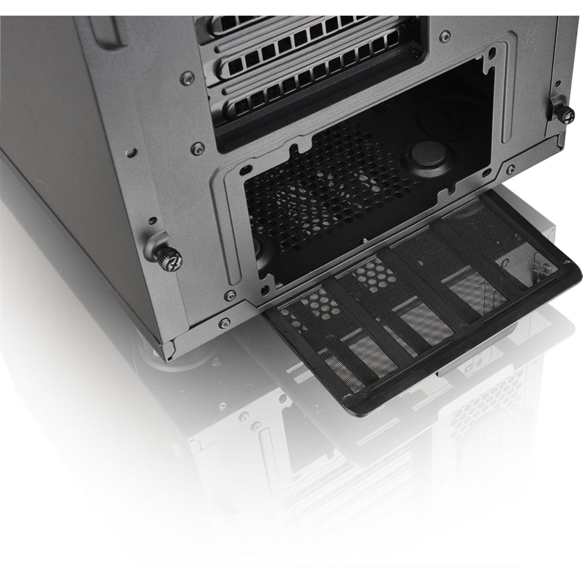 Nahaufnahme des Inneren eines Computergehäuses. Sichtbarer Mesh-Bildschirm und mehrere Öffnungen sind vorhanden.