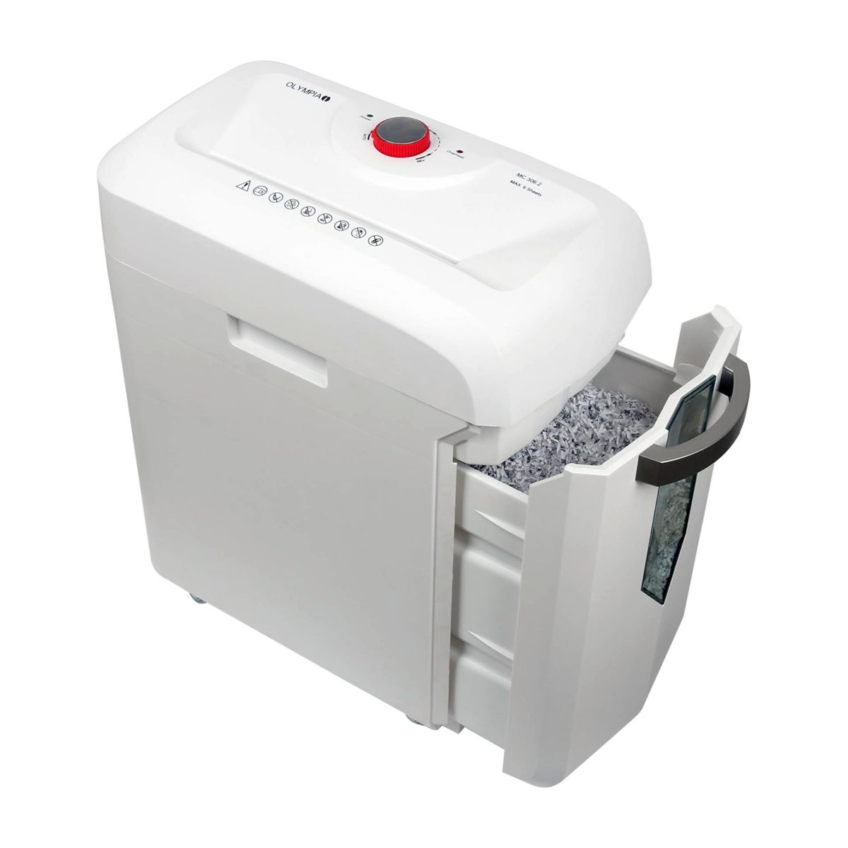 Biała niszczarka do papieru z czerwonym pokrętłem. Pojemnik niszczarki jest otwarty i wypełniony pociętym papierem.