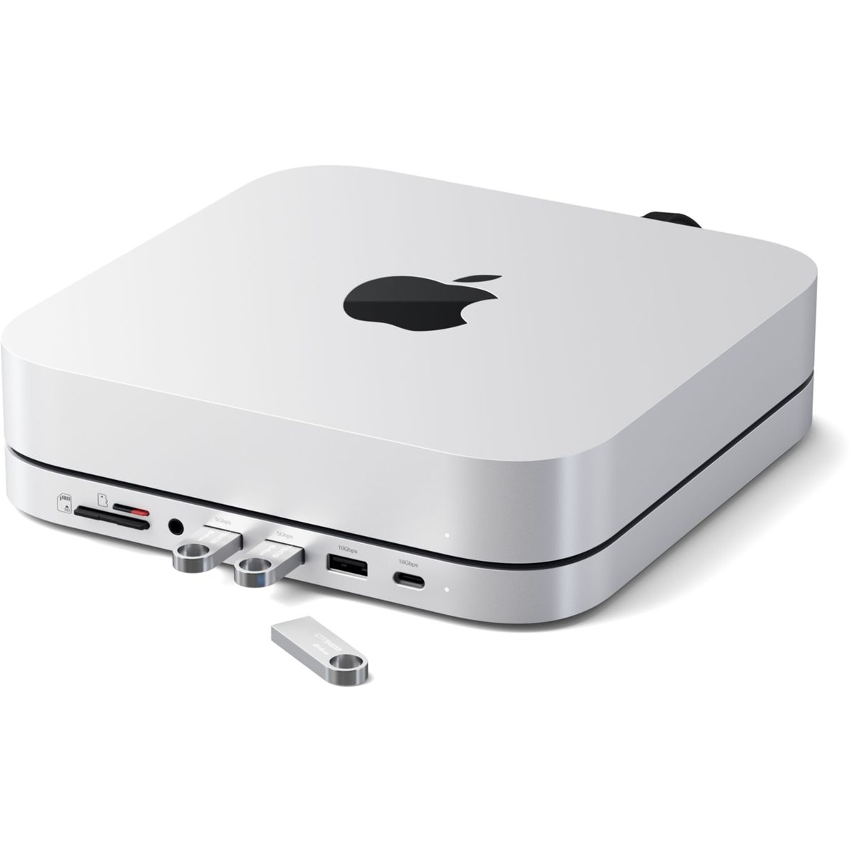 Weißer Apple-Computer mit eingesteckten USB-Laufwerken auf weißer Oberfläche. Ein USB-Laufwerk ist ebenfalls vorhanden.