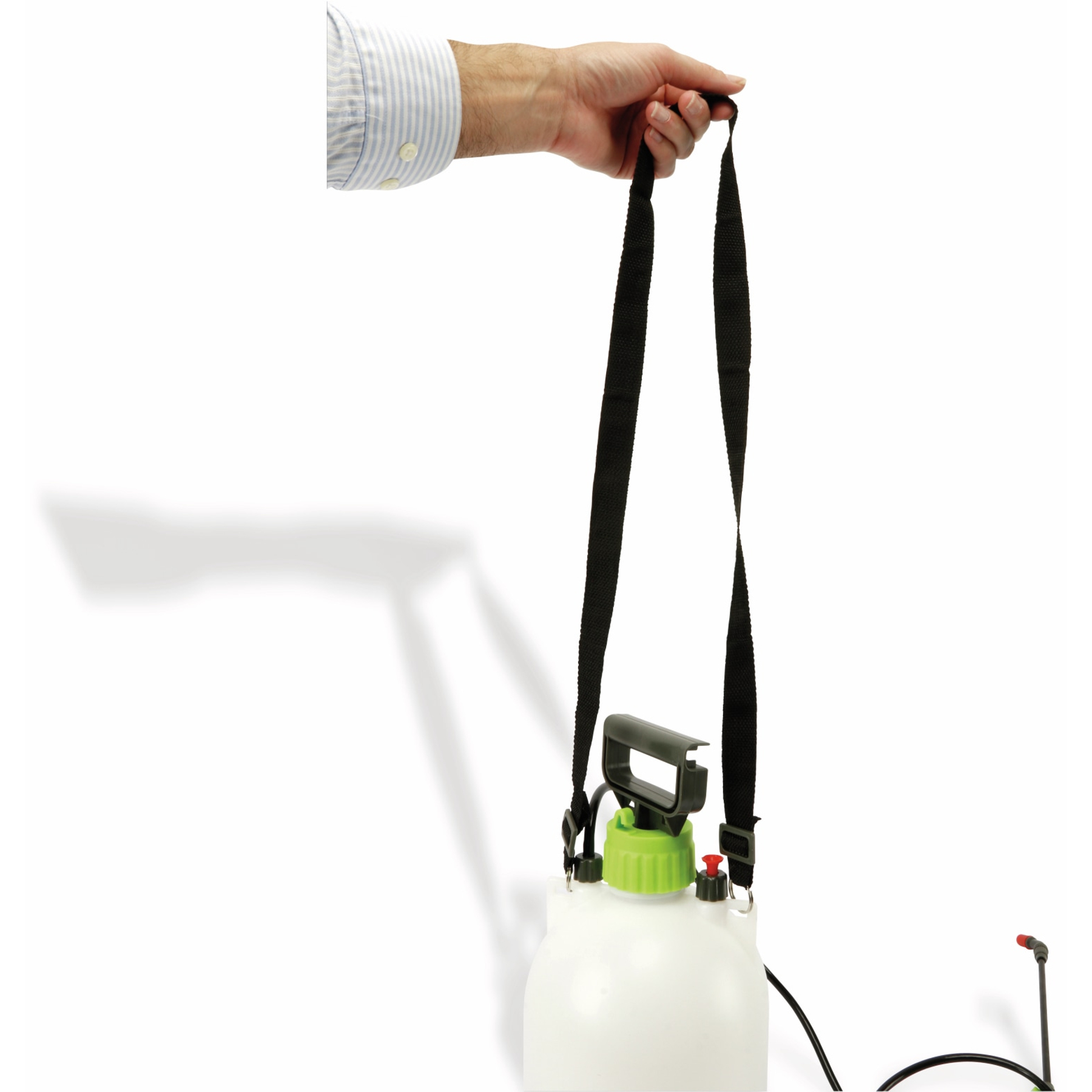 Een hand houdt een witte sproeier vast met een groene bovenkant en zwarte banden. De achtergrond is wit met een schaduw.