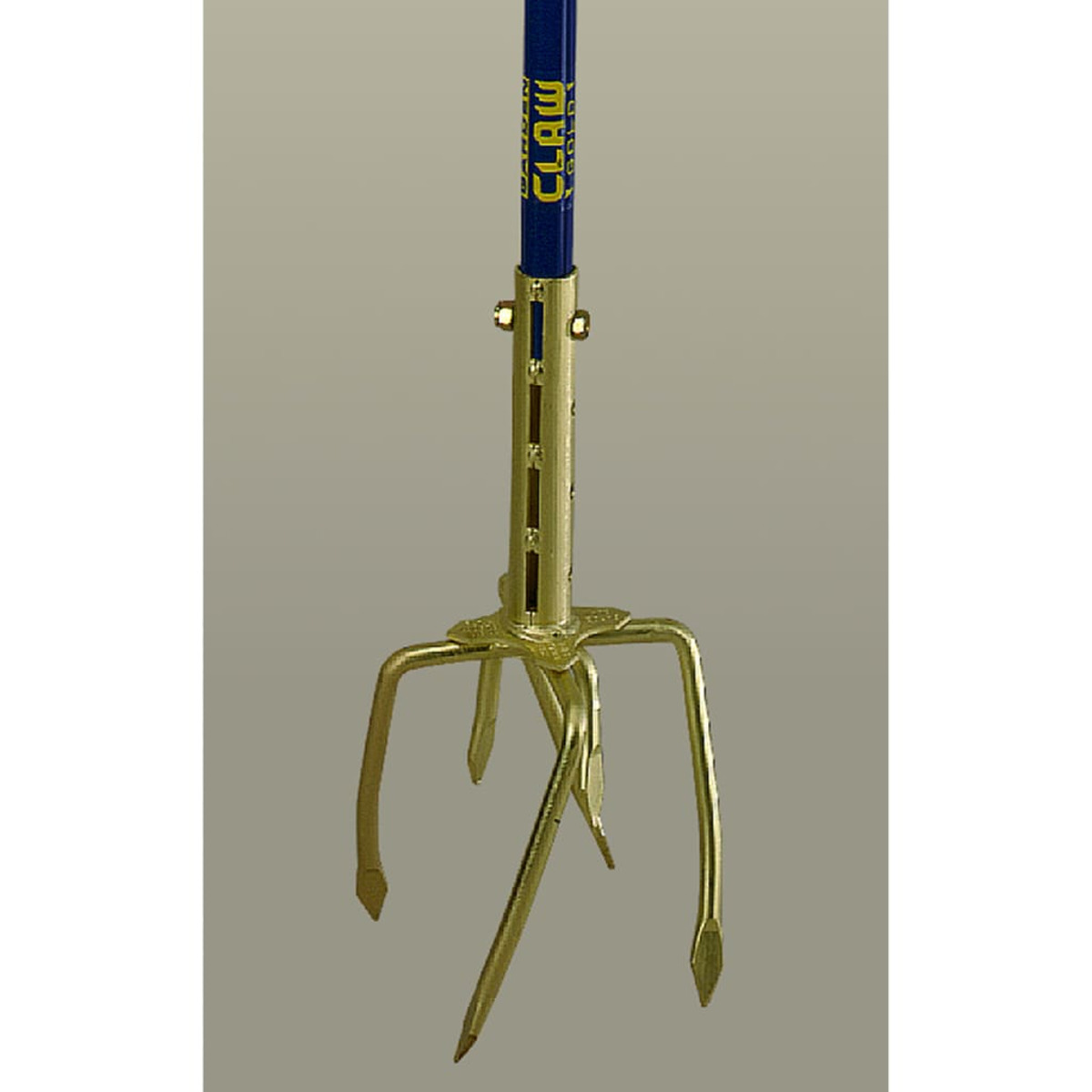 Een gouden tuingereedschap met klauwachtige tanden en een blauw-gele handgreep tegen een grijs-beige achtergrond.