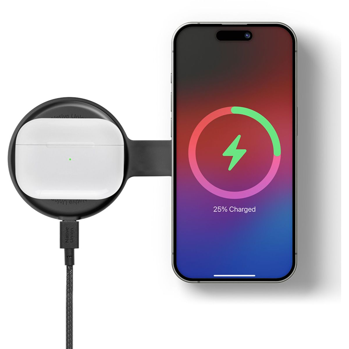 Ein Telefon und eine Ladestation. Das Telefon zeigt 25 % geladen an. Weiße Ohrhörer in der Ladestation.
