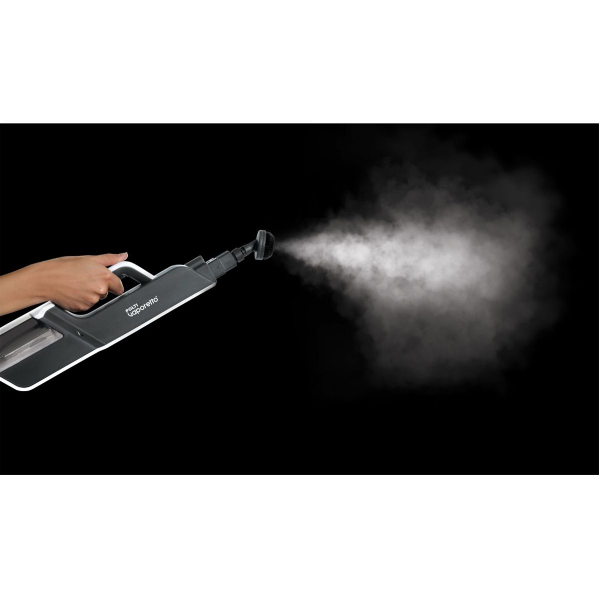 Ręka trzyma parownicę, uwalniając parę na czarnym tle. Czyszczący jest biały z nazwą marki.