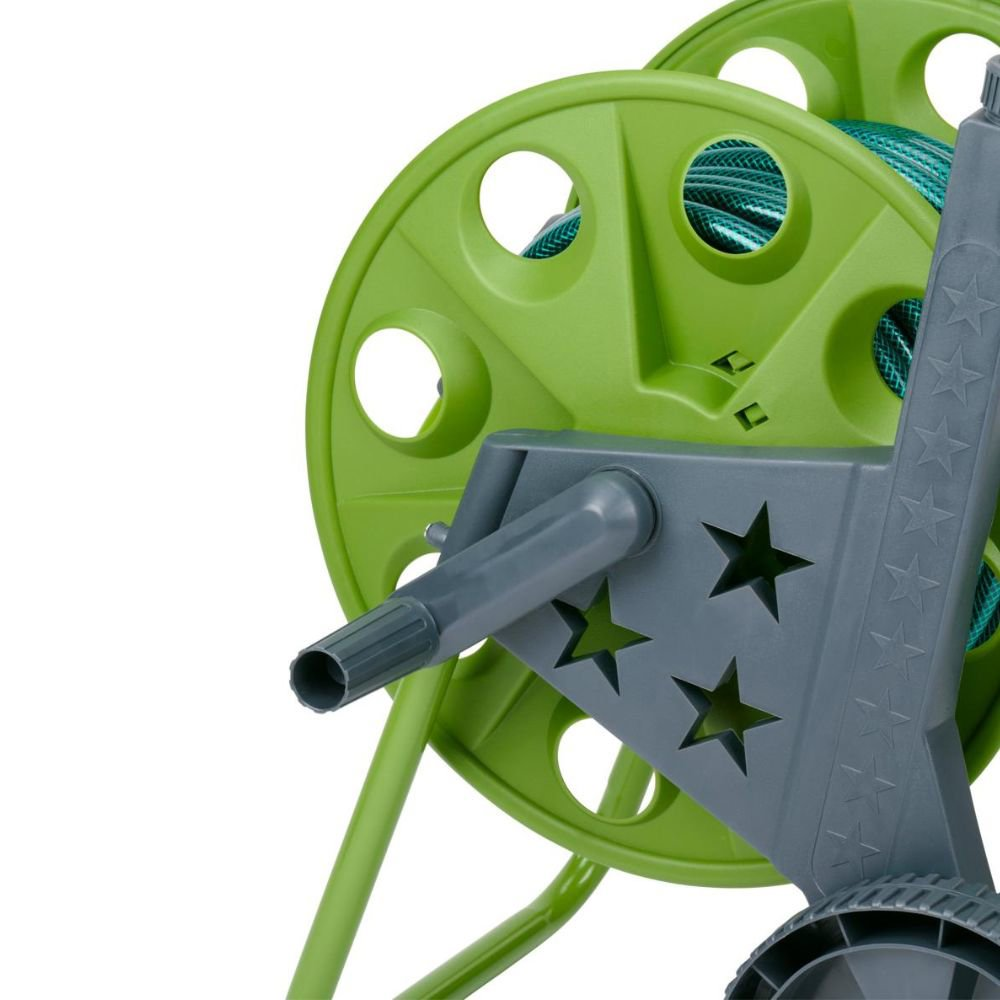 Close-up van een groene haspel op wielen, met een stervormig ontwerp aan de zijkant.