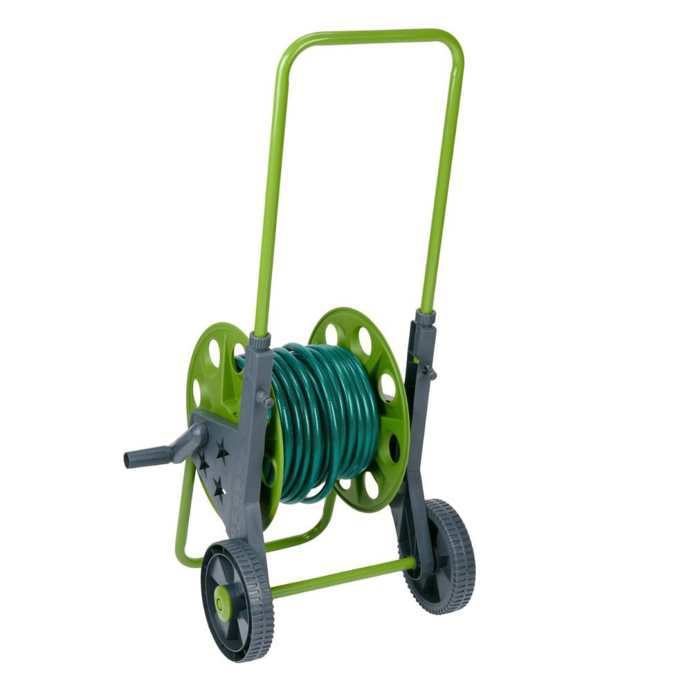 Groene slanghaspelwagen met groene slang. Het heeft twee wielen en een handvat. Witte achtergrond.