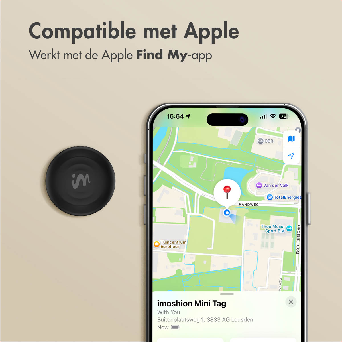 Black tag next to a phone showing a map. The phone displays the location of the tag. Text 'Compatible met Apple'.