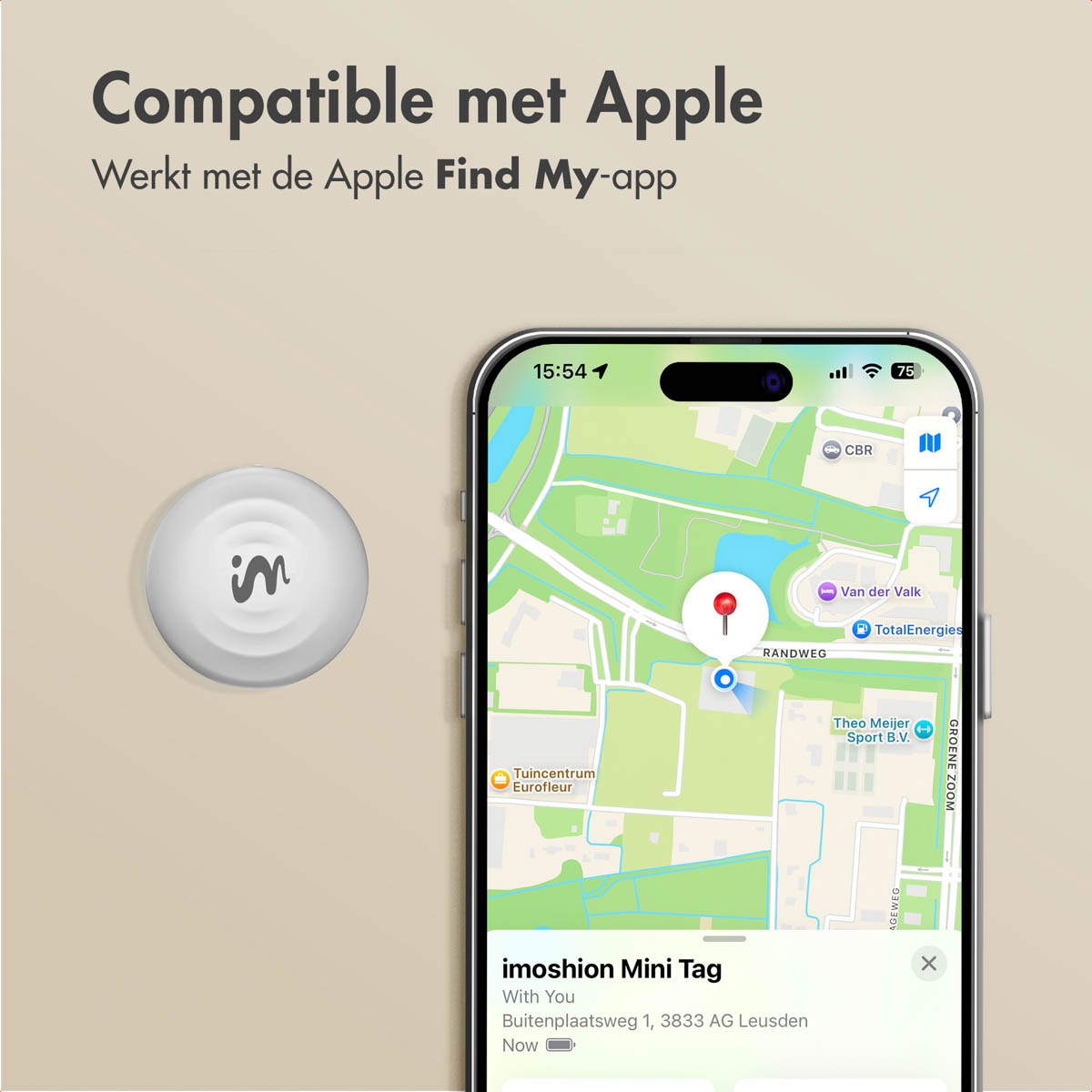 White tag next to a phone showing a map. The phone displays the location of the tag. Text 'Compatible met Apple'.