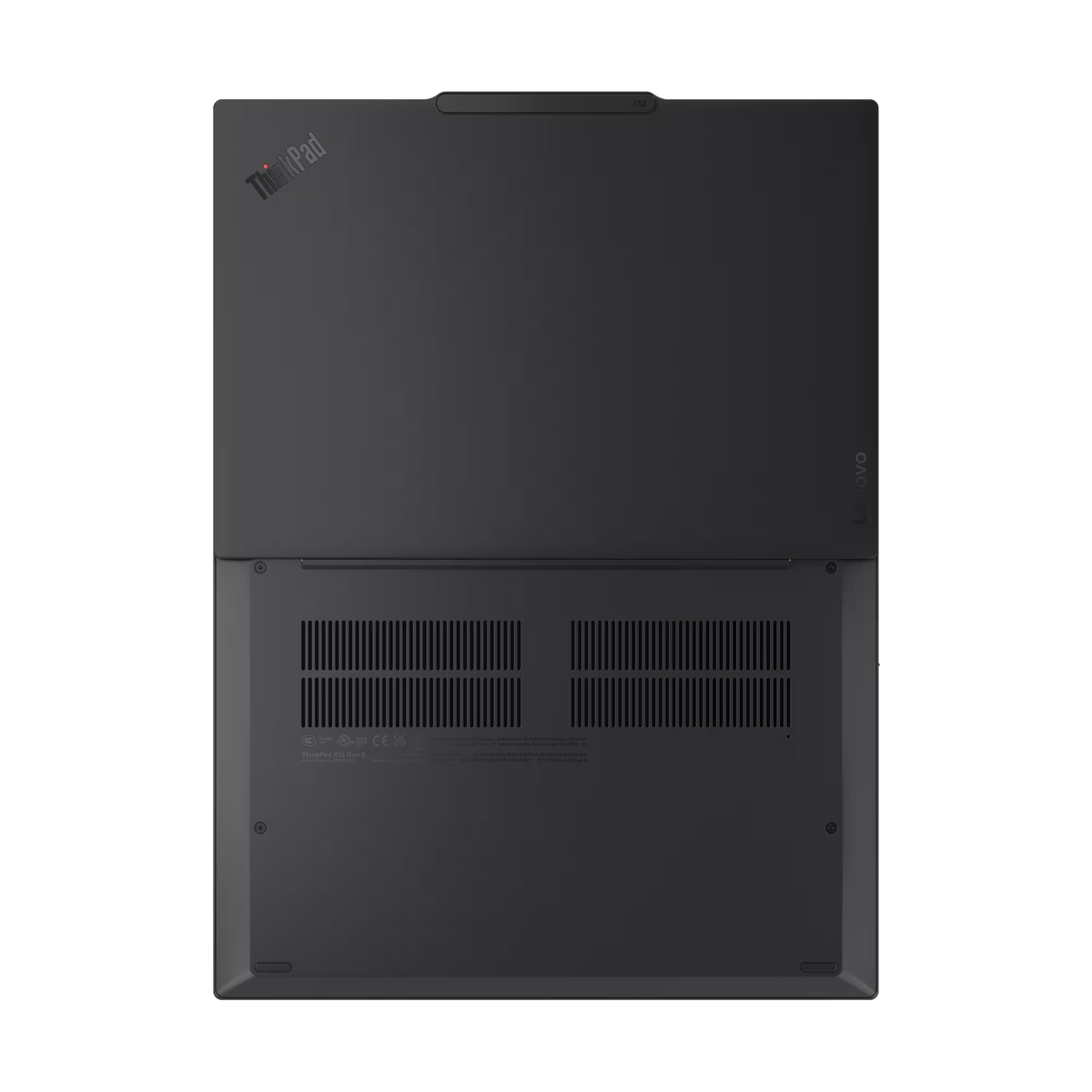 Czarny laptop, widok od spodu, pokazujący logo Lenovo. Spód ma wiele otworów.