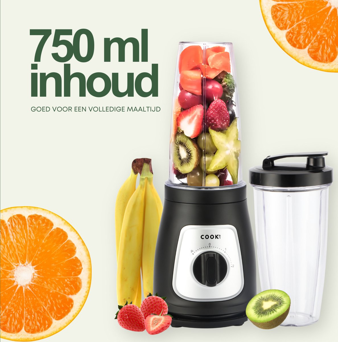 Een blender met fruit, bananen, aardbeien en een sinaasappelschijf.