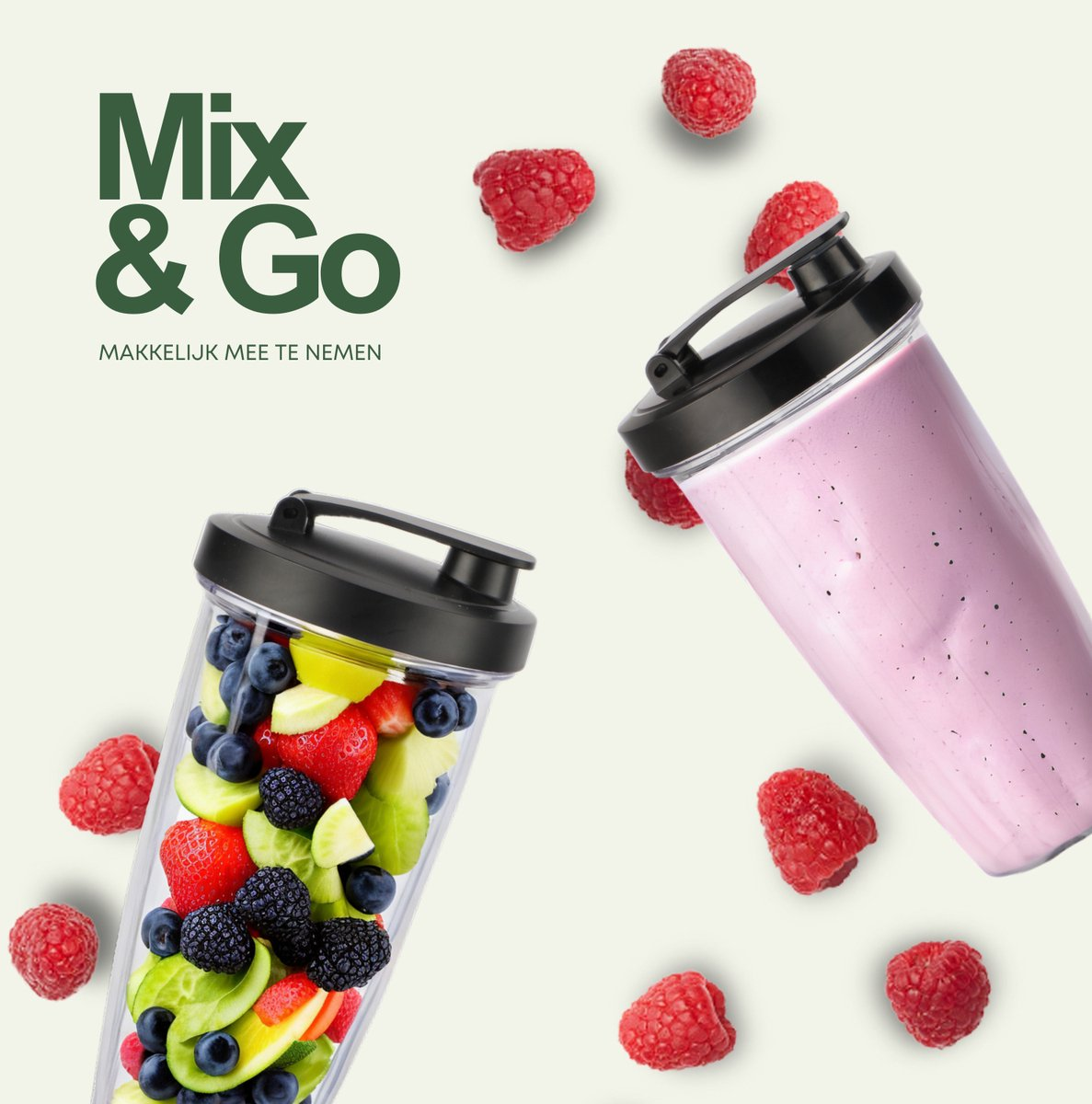 Twee transparante blenders met fruit en smoothie. Frambozen zijn verspreid.