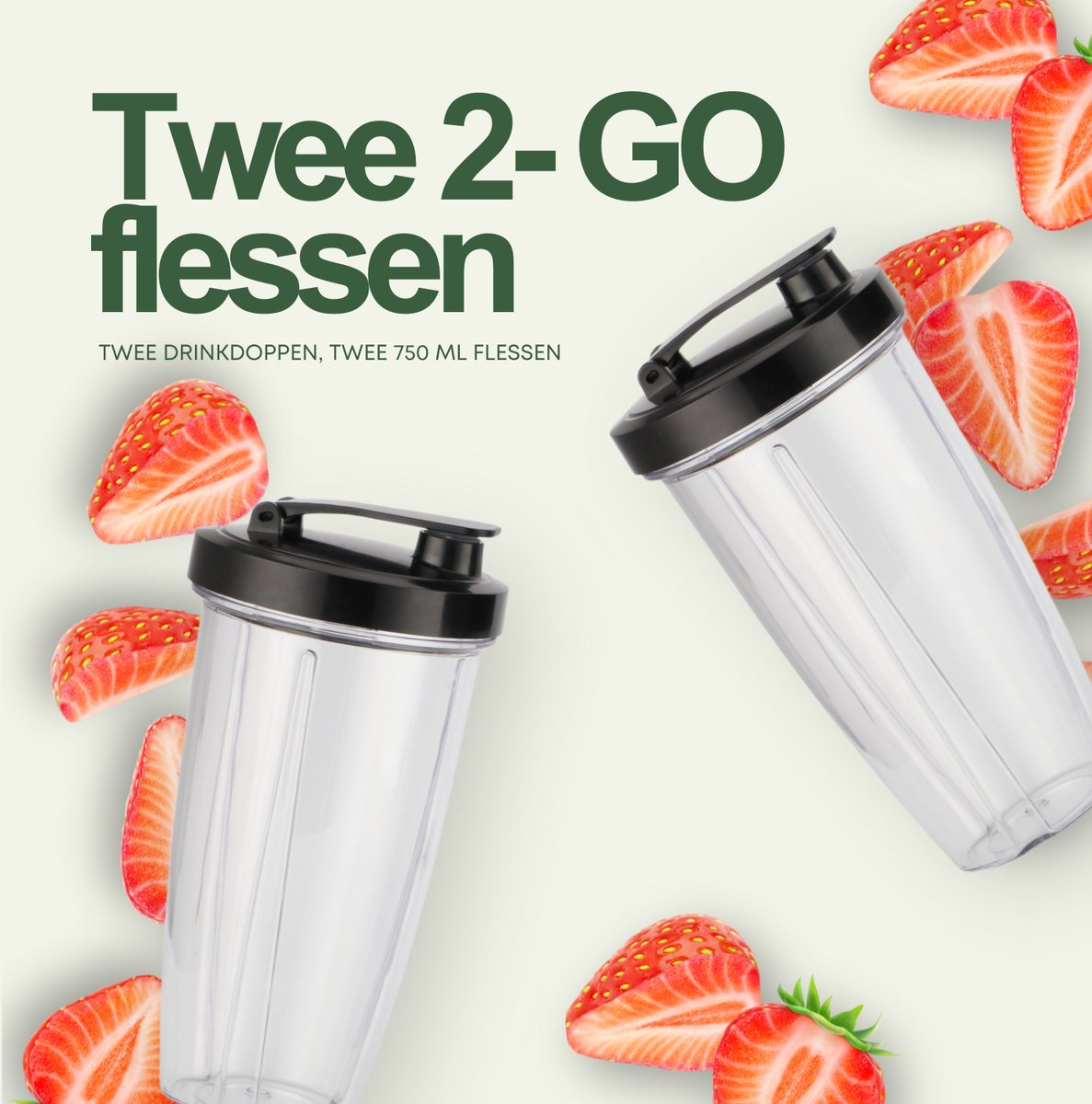 Twee doorzichtige flessen met zwarte deksels en verspreide aardbeienhelften.