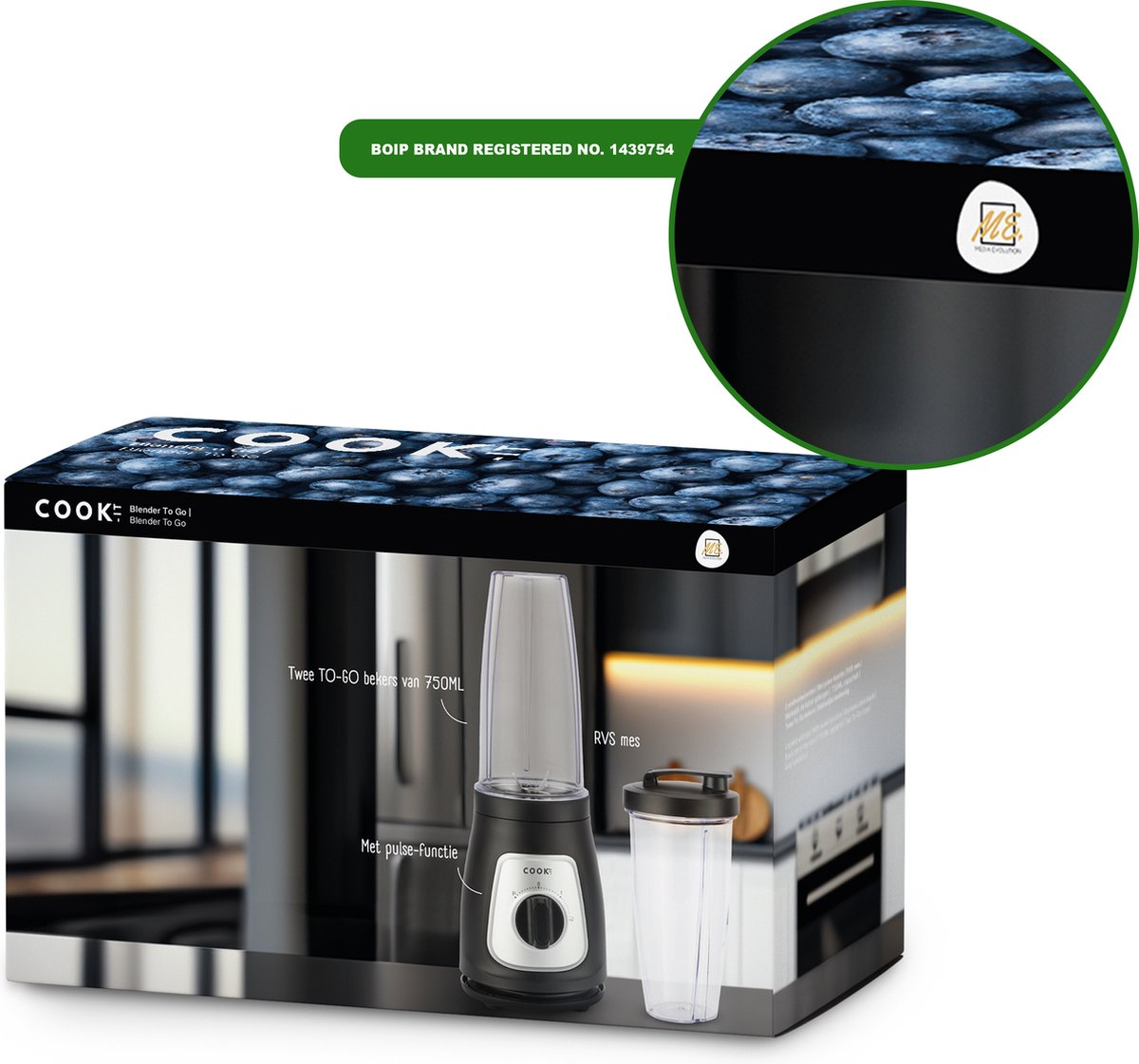 Blenderdoos met een blender, een beker en een close-up van bosbessen op de doos.