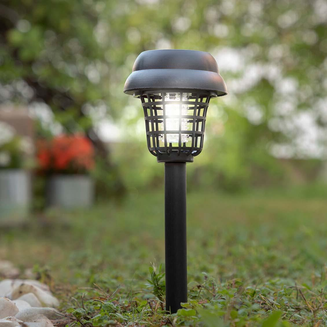 Luce nera per zanzare da esterno. La parte superiore è una cupola scura, con una gabbia e una luce all'interno.