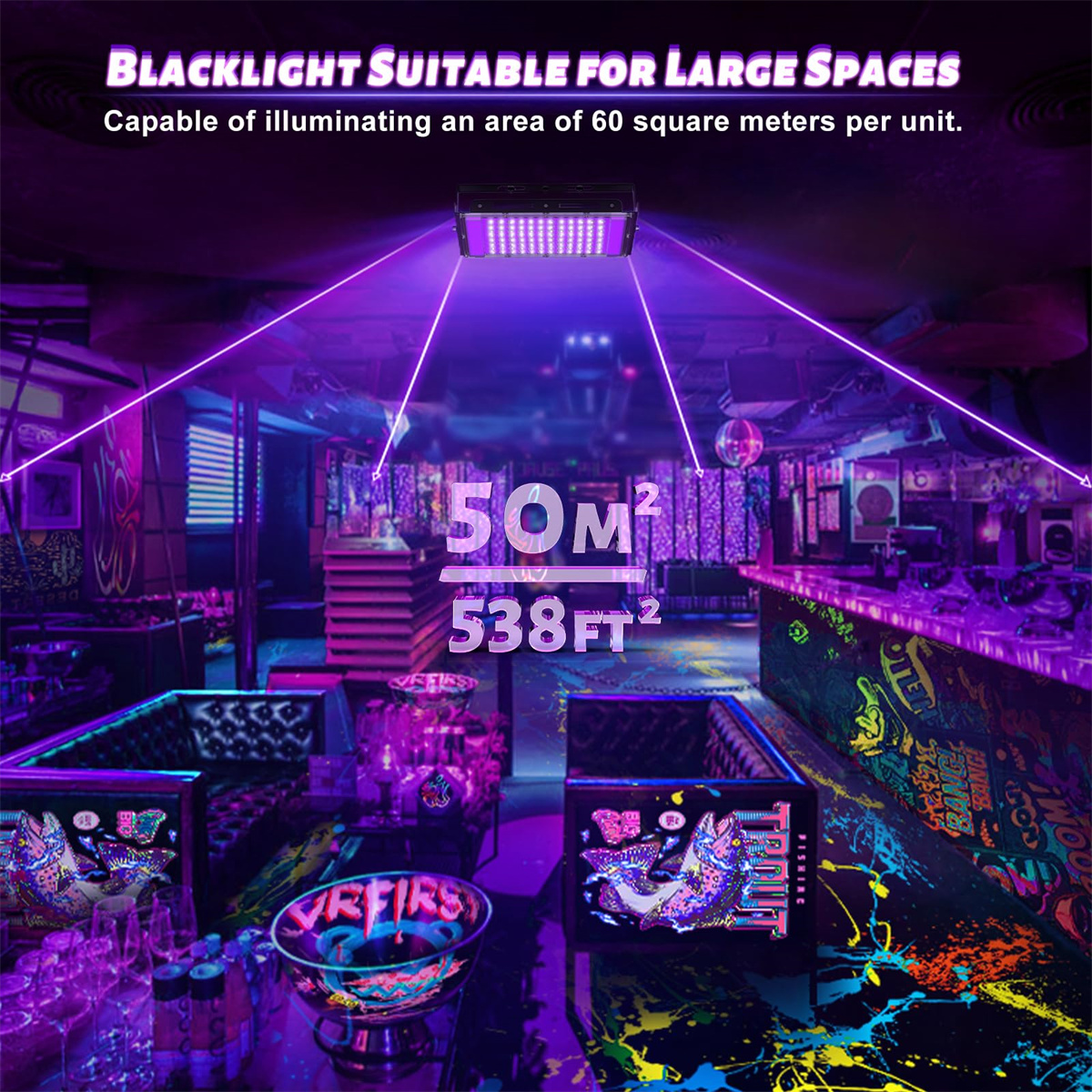 Ein Bar-Interieur mit lila Beleuchtung. Ein Schild sagt "BLACKLIGHT SUITABLE". Ein lila Licht scheint.