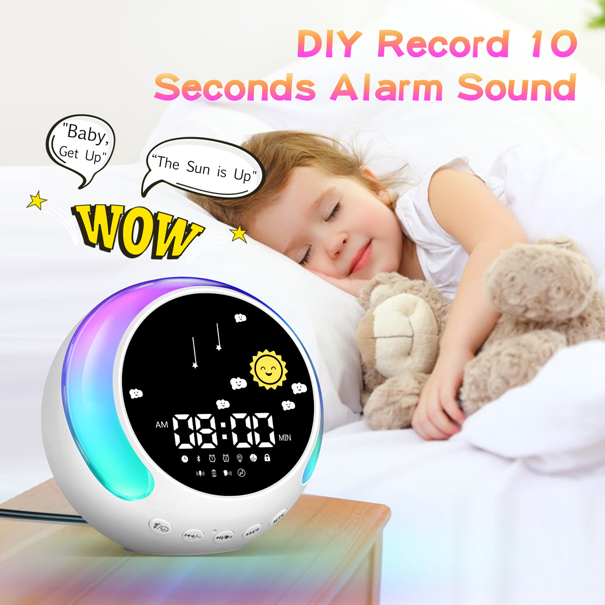 Ein schlafendes Kind mit einem Teddybären neben einer Nachttischuhr mit Sternen und Mond.