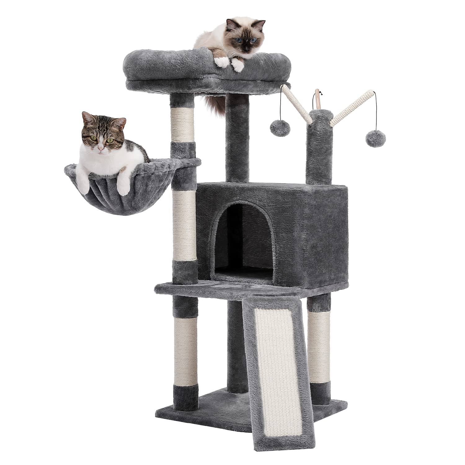 Ein grauer Katzenbaum mit zwei Katzen. Eine in einer Hängematte, die andere oben.