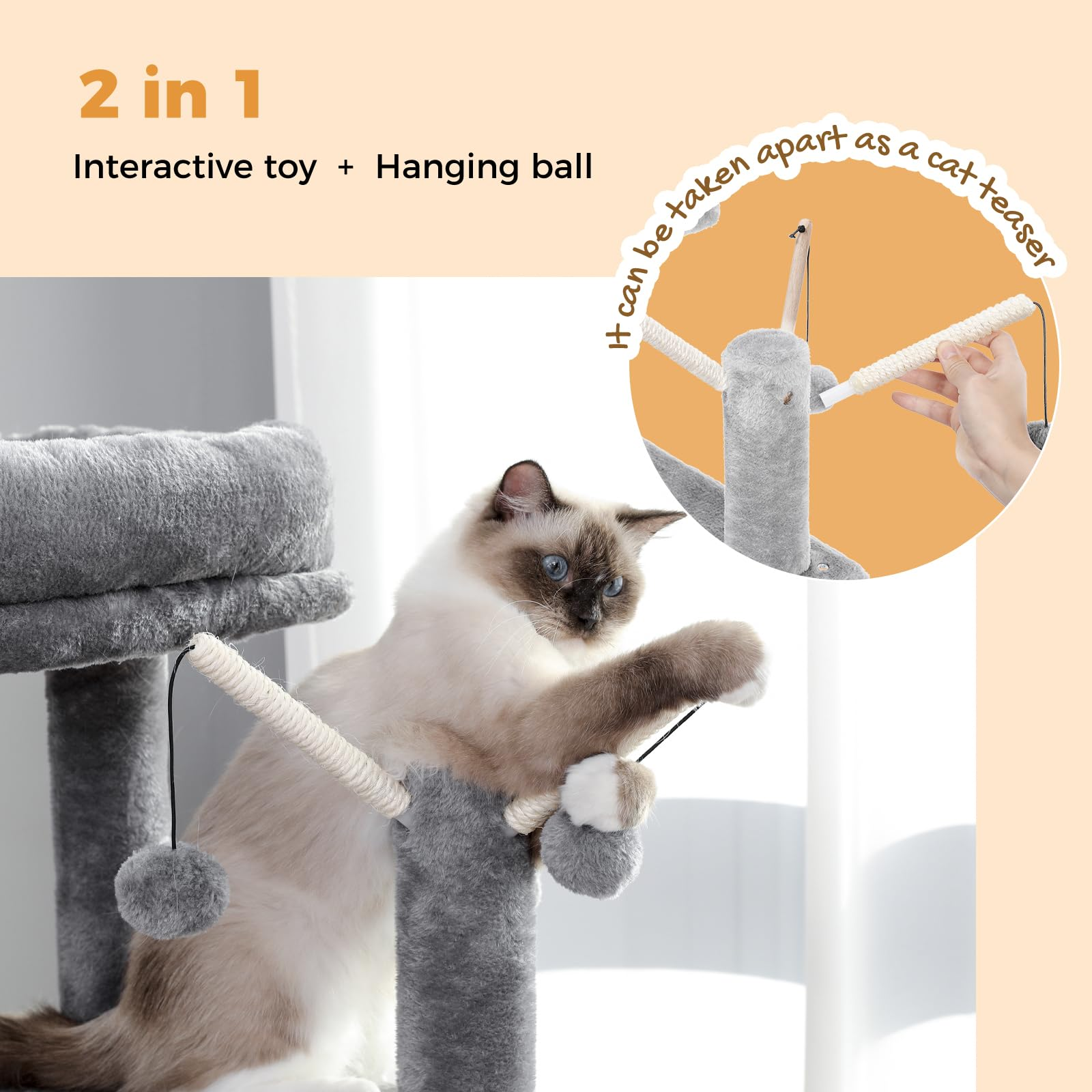 Eine Katze spielt mit einem Katzenspielzeug, das auseinandergenommen werden kann.